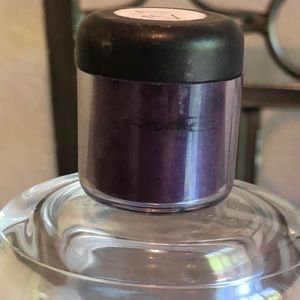 Mac push the edge pigment